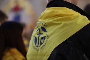 żółta chustka z logo fundacji dzieło nowego tysiąclecia